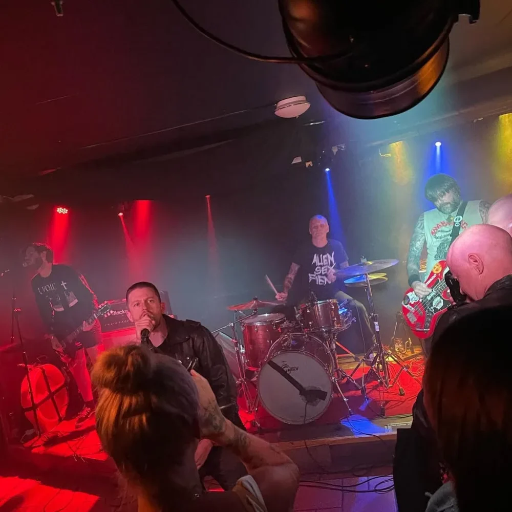 Liveband spelar inför publiken på Brother Tuck