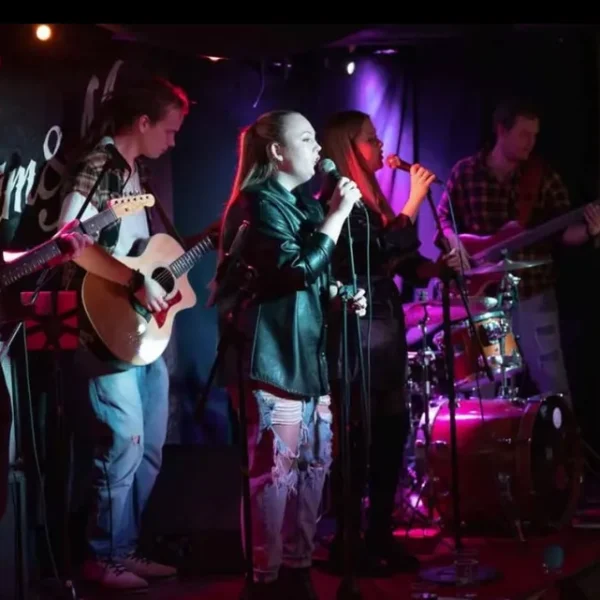 Sångare och musiker uppträder tillsammans på scen